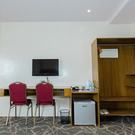 Maxi Hotel And Event Center ตักบีลารัน ซิตี ภายนอก รูปภาพ