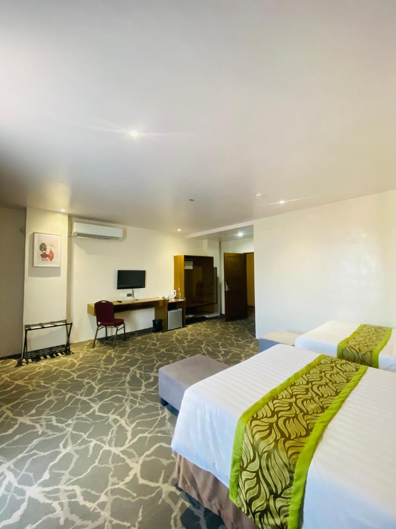 Maxi Hotel And Event Center ตักบีลารัน ซิตี ภายนอก รูปภาพ