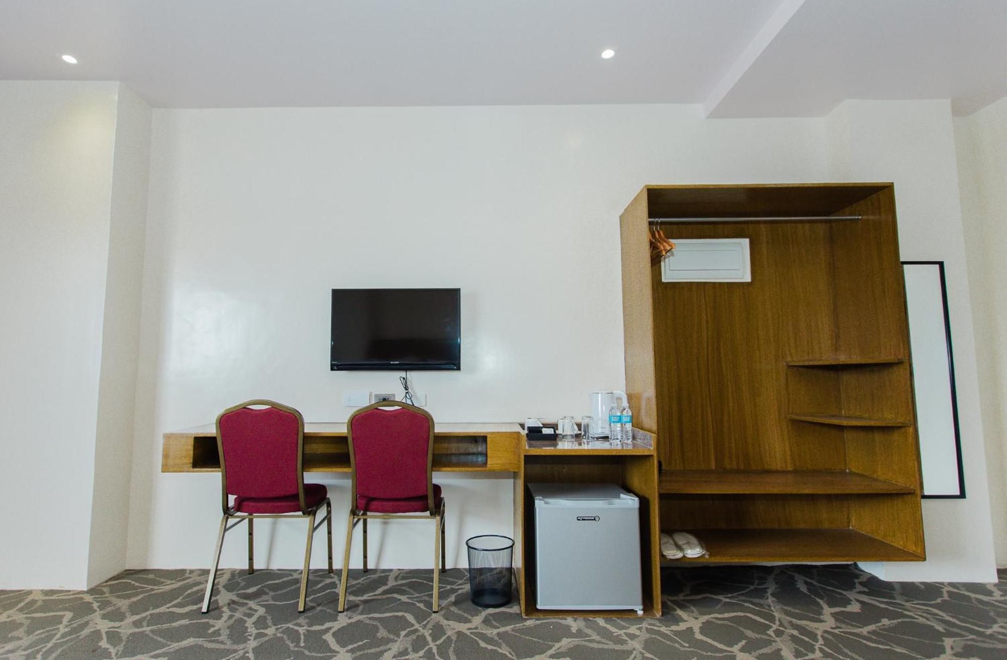 Maxi Hotel And Event Center ตักบีลารัน ซิตี ภายนอก รูปภาพ