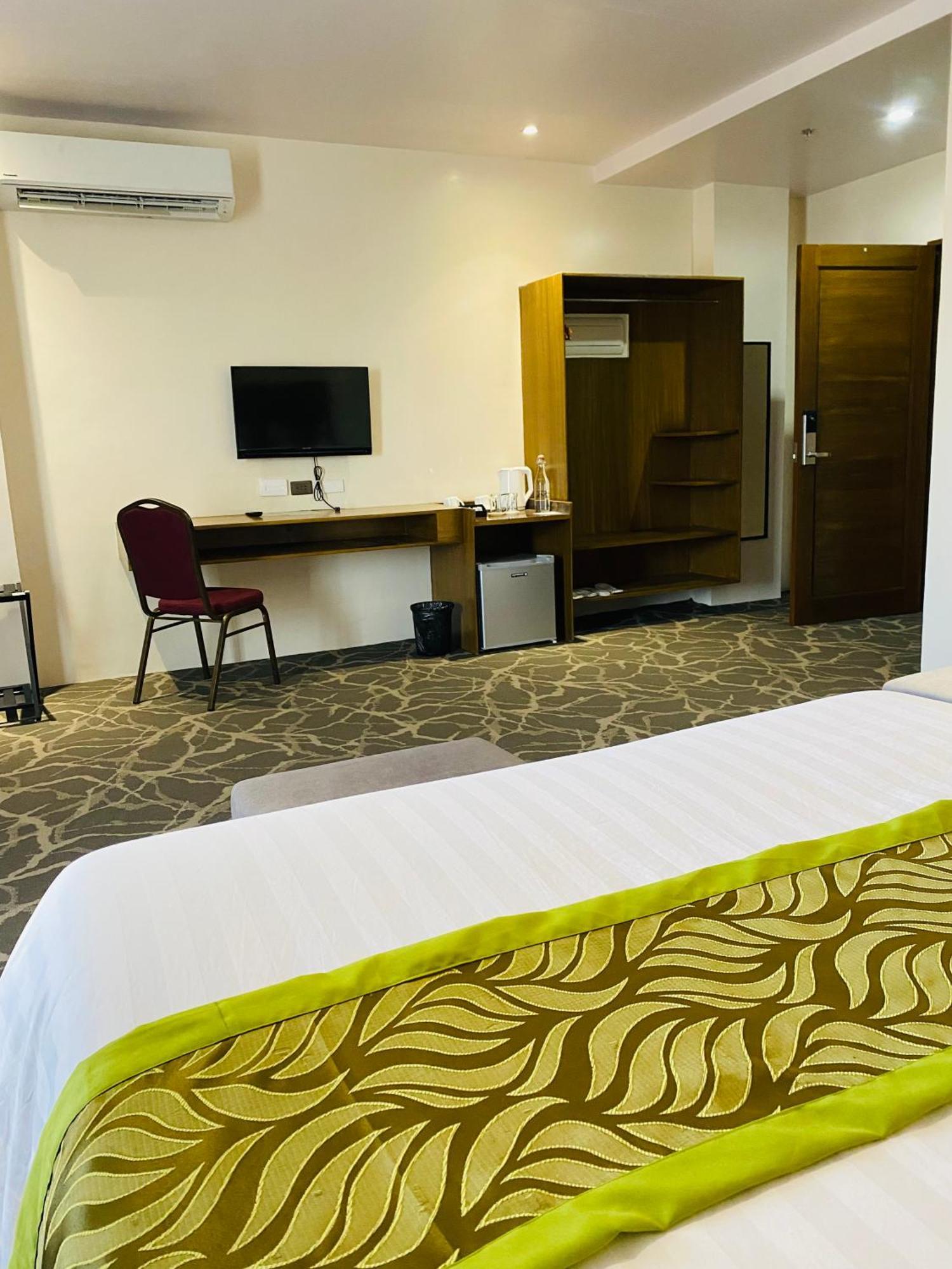 Maxi Hotel And Event Center ตักบีลารัน ซิตี ภายนอก รูปภาพ