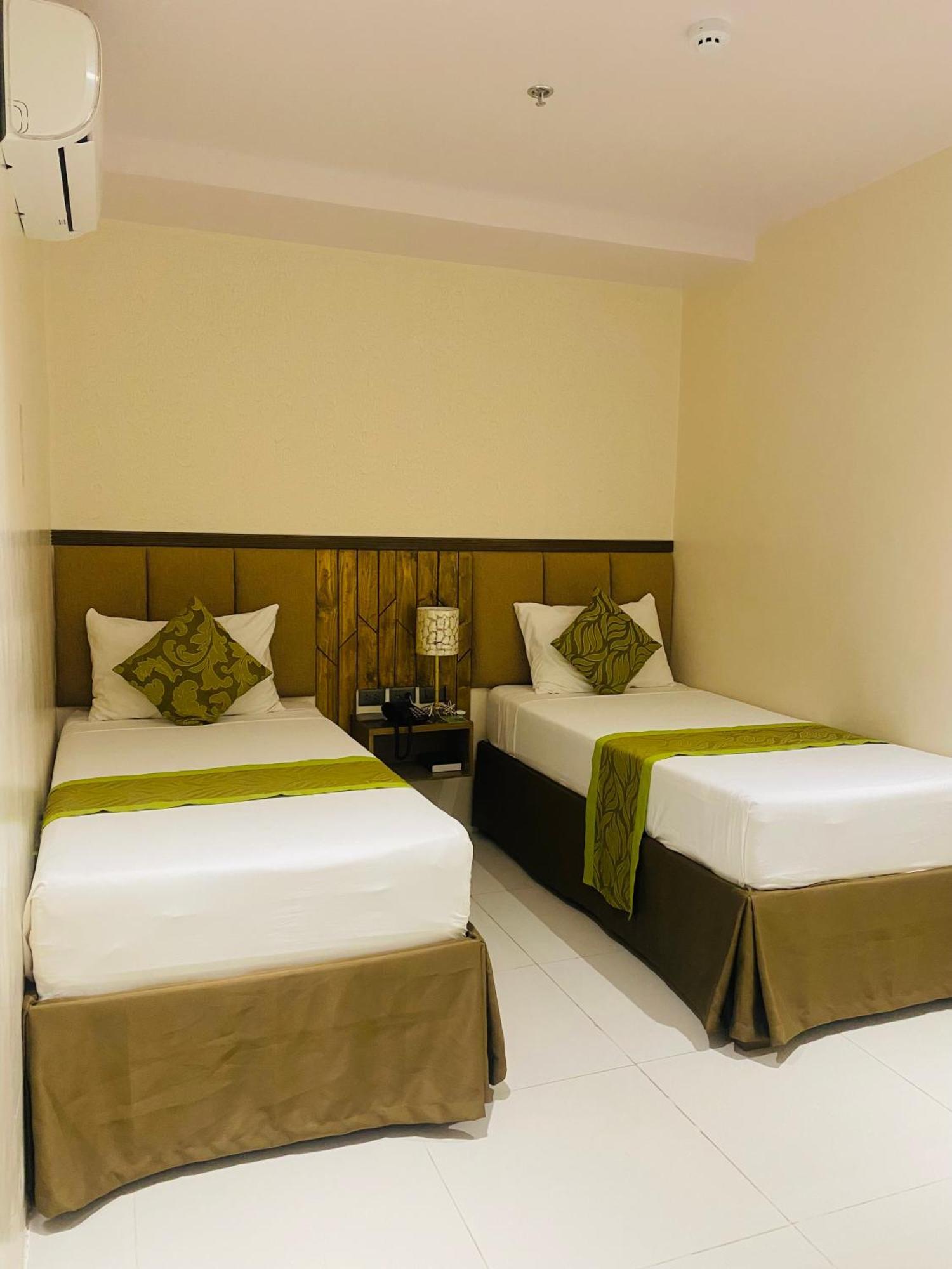 Maxi Hotel And Event Center ตักบีลารัน ซิตี ภายนอก รูปภาพ