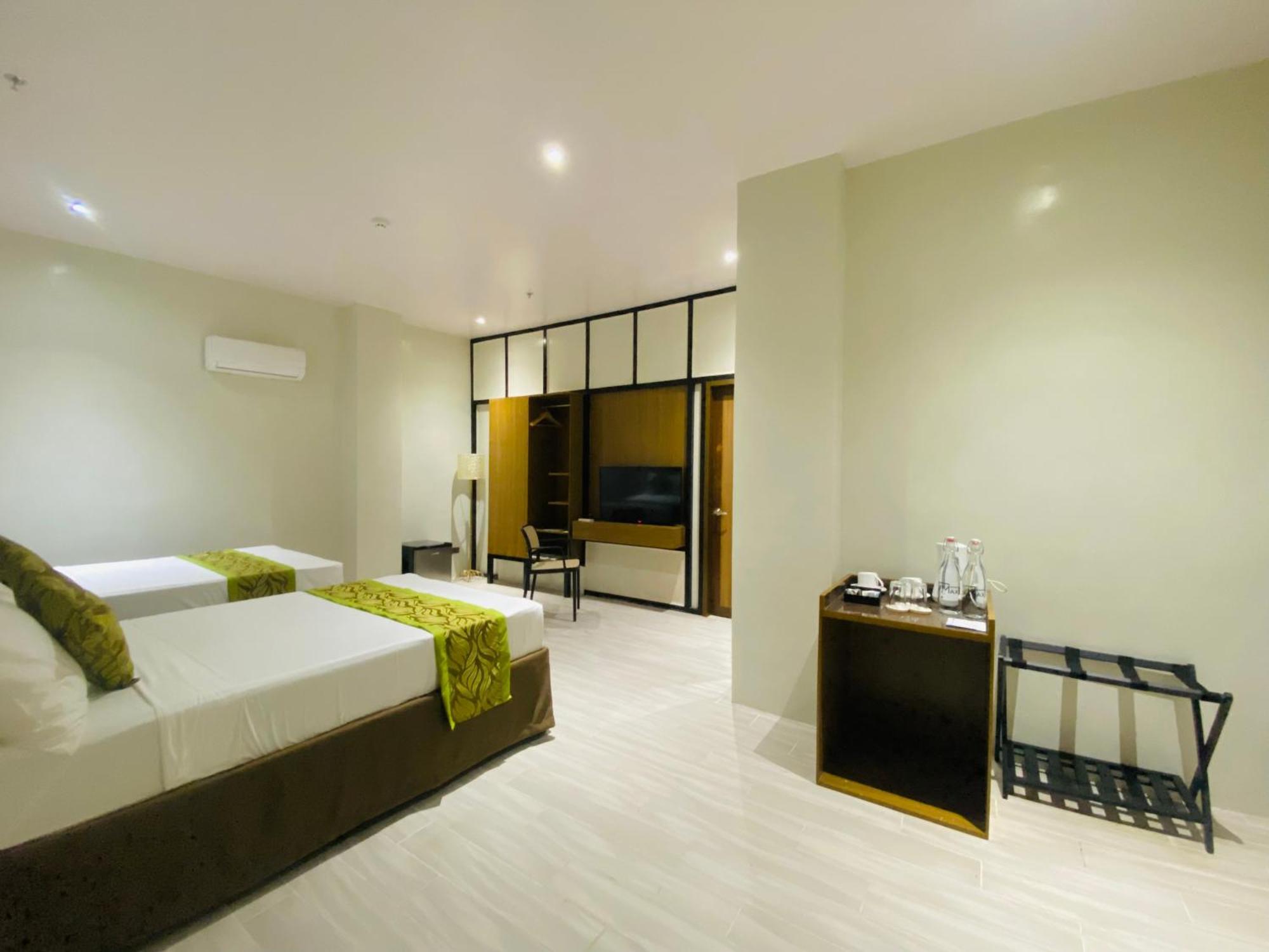 Maxi Hotel And Event Center ตักบีลารัน ซิตี ภายนอก รูปภาพ